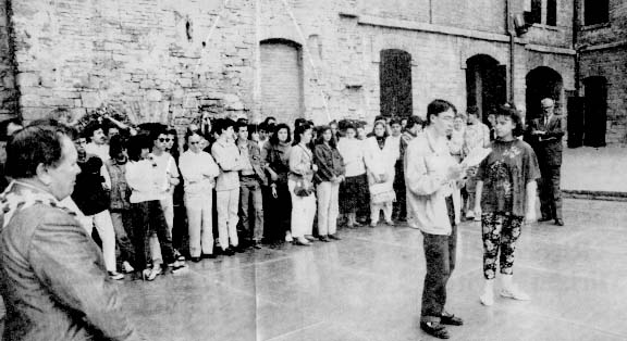 I ragazzi in visita leggono poesie
