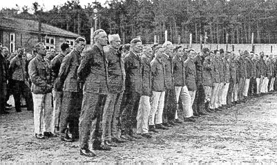 I detenuti nazisti riuniti per l'appello