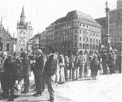 La lunga fila di visitatori  sulla Marienplatz